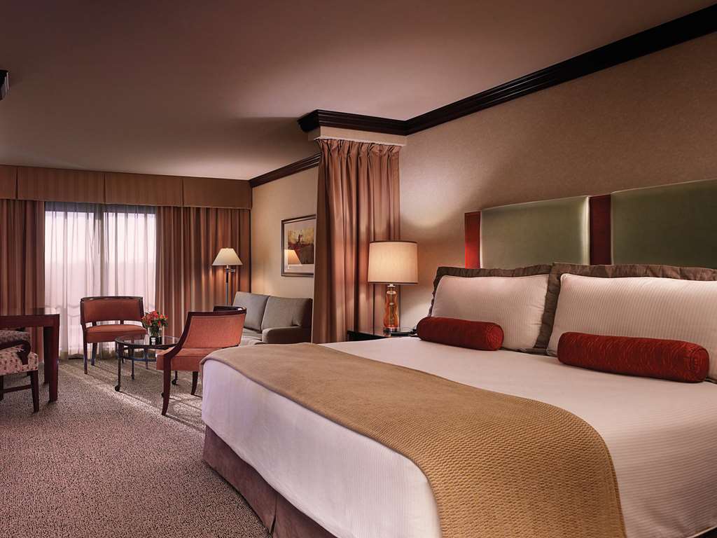 Ameristar Casino Hotel Kansas City Room photo
